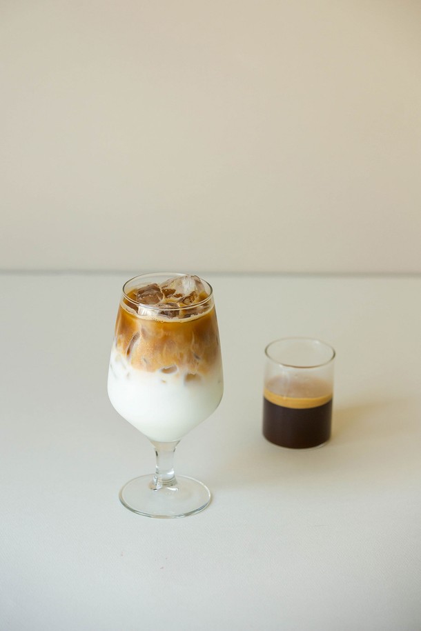 [비크릴라] 강화유리 고블렛잔 ABADIA 420ml는 420ml 용량의 모던한 디자인 고블렛잔입니다. 강화유리 소재로 제작되어 일반 유리 대비 5배 강하며, 135도 온도차를 견디는 내열성을 갖춰 전자레인지와 식기세척기 사용이 가능합니다. 각진 실루엣과 넓은 입구, 인체공학적 그립감으로 맥주, 커피, 음료 등 다양한 음료를 즐길 수 있으며, ISO 인증을 받은 제품입니다.
