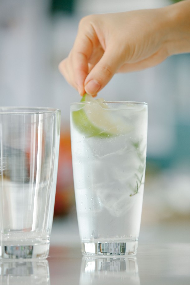 세련된 곡선 디자인의 [비크릴라] 강화유리컵 SEIRA 470ml는 135도의 급격한 온도 변화에도 견디는 내열성을 자랑하며, 내구성이 뛰어나 전자레인지 사용도 가능합니다. 일반 유리보다 5배 강하며 전체 강화 처리로 안전성을 높였고, 가볍고 매끄러운 통바디 디자인은 음료의 맛과 향을 더욱 돋보이게 합니다. 일반 음료는 물론, 뜨거운 음료까지 안심하고 즐길 수 있는 실용적인 제품입니다. (제품 특이사항: 제조 과정에서 기포, 주름, 스크래치, 기울기, 초기 뿌연 현상이 발생할 수 있습니다.)
