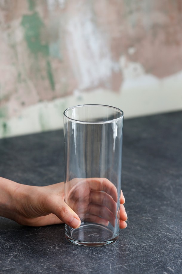 [비크릴라] 강화유리컵 JERTE H는 500ml 용량의 주방 유리컵으로, 일반 유리 대비 5배 강화된 내구성을 자랑하며 135도 온도차에도 안전합니다. 전자레인지와 식기세척기 사용이 가능하며, 파손 시 작은 조각으로 분리되어 안전성을 더했습니다. 높이 161mm, 지름 73.5mm의 이 컵은 직선형 몸체와 세련된 높이감을 가진 심플한 스타일로, 아이스커피, 에이드, 하이볼 등 다양한 카페 음료를 즐기기에 적합하며 적층 보관도 용이합니다.
