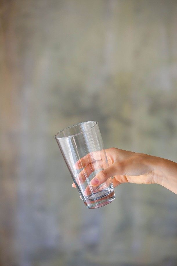 [비크릴라] 강화유리컵 SEIRA 420ml는 420ml 용량의 강화유리컵으로, 135도의 온도차를 견디는 내열성과 전자레인지, 식기세척기 사용이 가능한 실용적인 제품입니다. 일반 유리 대비 5배 강화된 내구성과 파손 시 작은 조각으로 분리되는 안전성을 갖췄으며, 곡선형 바디와 인체공학적 디자인으로 편안한 그립감을 제공합니다. 핫/콜드 음료 모두 사용 가능하며, 높이 140.5mm, 지름 79mm의 적층 가능한 실용적인 디자인입니다.
