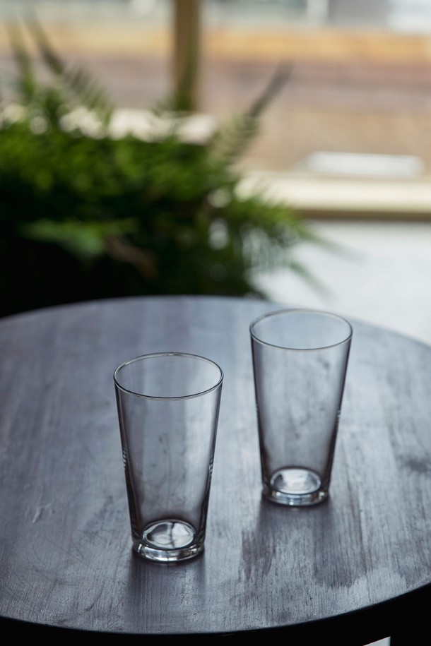 [비크릴라] 강화유리컵 CONIL 330ml는 음료, 맥주 등 다양한 용도로 활용 가능한 330ml 용량의 투명 유리컵입니다. 일반 유리보다 5배 강화된 강화유리에 135도의 온도차를 견디는 내열성을 더해 안심하고 사용할 수 있으며, 전자레인지 및 식기세척기 사용이 가능합니다. 기본 컵 스타일에 베스트셀러 디자인을 적용, 우수한 그립감을 제공하며, 파손 시 작은 조각으로 분리되어 안전합니다.
