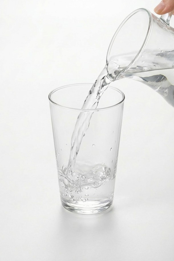 **[비크릴라] 강화유리컵 CONIL 420ml**

견고함과 실용성을 모두 갖춘 [비크릴라] 강화유리컵 CONIL 420ml입니다. 일반 유리보다 5배 강화된 강화유리 소재로 제작되어 내구성이 뛰어나며, 135도의 급격한 온도 변화에도 견딜 수 있어 안전하게 사용 가능합니다. 420ml 용량으로 음료, 물 등 다양한 용도로 활용할 수 있으며, 심플하고 스탠다드한 디자인으로 언제 어디서든 잘 어울립니다. 전자레인지와 식기세척기 사용이 가능하여 편리하며, 적층 가능하여 공간 효율성 또한 높습니다. 매끄러운 촉감과 안전성을 강화하여 일상생활에서 편안하게 사용할 수 있습니다.
