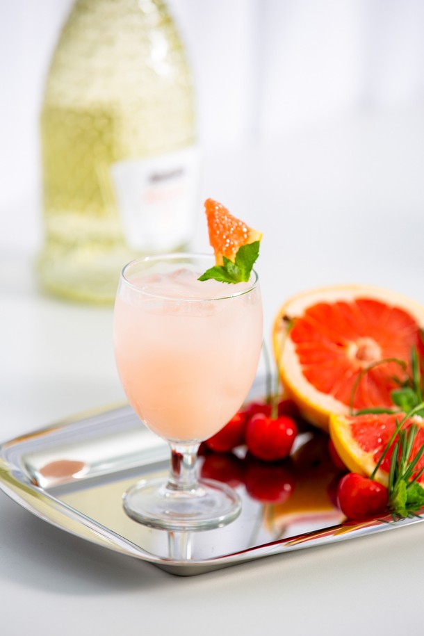 [비크릴라] 강화유리 고블렛잔 VALENCIA 230ml는 와인, 맥주, 칵테일, 음료 등을 담기 좋은 고블렛잔입니다. 230ml 용량에 강화유리 소재로 제작되어 일반 유리 대비 5배 강화된 내구성을 자랑하며, 135도 온도차를 견디는 내열성과 안전 파손 패턴을 갖춰 안전하게 사용할 수 있습니다. 곡선 디자인과 안정적인 받침, 투명한 외형으로 어떤 음료든 돋보이게 하며, 전자레인지 및 식기세척기 사용이 가능하고 적층하여 보관할 수 있어 실용적입니다.
