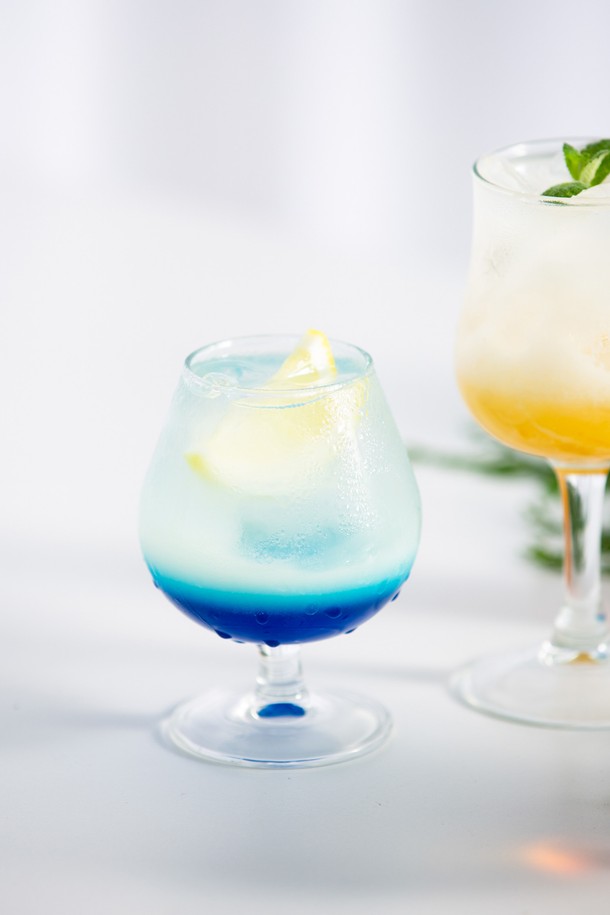 [비크릴라] 강화유리 고블렛잔 CONAC 250ml는 코냑, 칵테일, 음료 등을 우아하게 즐길 수 있는 잔입니다. 강화유리로 제작되어 일반 유리보다 5배 강하며, 135도 온도차를 견디는 내열성을 갖추었습니다. 곡선 디자인과 코냑 향을 돋보이게 하는 디자인, 그리고 전자레인지 및 식기세척기 사용 가능으로 편리함을 더했습니다.
