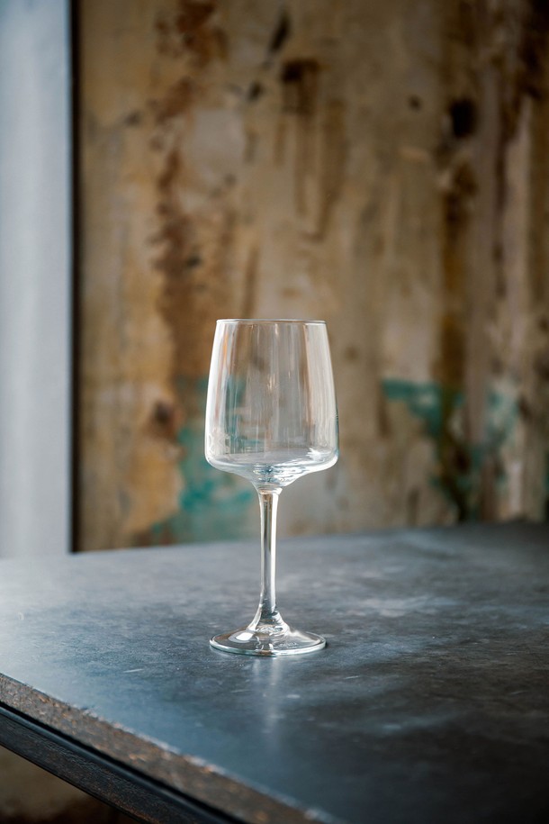 [비크릴라] 고블렛잔 EDEL 350ml는 강화유리로 제작되어 일반 유리보다 5배 튼튼하며, 135도의 급격한 온도 변화에도 견딜 수 있습니다. 세련된 디자인의 이 잔은 맥주, 와인, 막걸리, 과일 맥주, 에일, 커피 등 다양한 음료를 담기에 적합하며, 전자레인지, 식기세척기 사용이 가능하고 적층하여 보관할 수 있어 실용적입니다. 파손 시 작은 조각으로 분리되어 안전하며, 350ml 용량으로 음료를 즐기기에 넉넉합니다.
