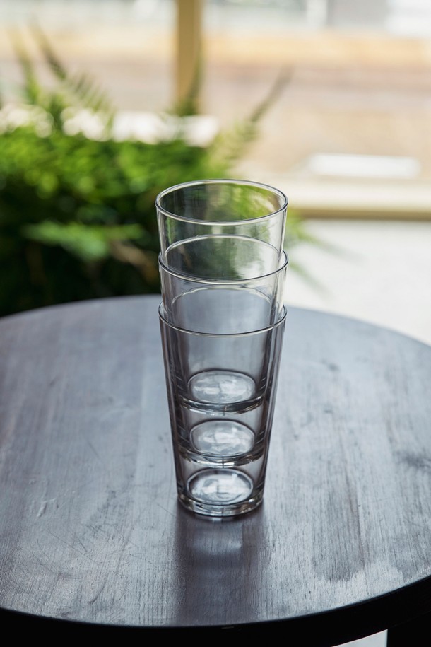 [비크릴라] 강화유리컵 CONIL 660ml는 음료나 주방에서 다용도로 사용할 수 있는 투명한 유리컵입니다. 일반 유리보다 5배 강화된 튼튼한 내구성을 자랑하며, 전자레인지와 식기세척기 사용이 가능하고 135도의 온도차까지 견딜 수 있는 내열성을 갖췄습니다. 클래식한 형태의 스택형 디자인으로 적층이 가능하며, 파손 시 작은 조각으로 분리되어 안전합니다.
