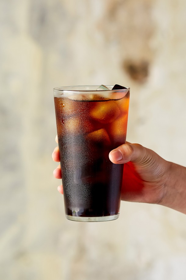 470ml 용량의 [비크릴라] 강화유리컵 CONIL은 아이스커피, 맥주, 온음료 등 다양한 음료를 담기에 좋습니다. 일반 유리 대비 5배 강화된 내구성과 135도 온도차 내열성을 갖춘 강화유리 소재로 제작되었으며, 전자레인지와 식기세척기 사용이 가능하여 편리합니다. 높이 145mm, 지름 86.5mm의 크기로 적층 보관이 용이하며, 100% 재활용 가능한 친환경적인 제품입니다.
