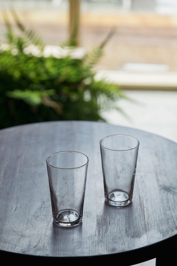 [비크릴라] CONIL 강화유리컵은 280ml 용량의 투명한 유리컵으로, 음료나 주류를 담기에 적합합니다. 일반 유리 대비 5배 강화된 내구성을 자랑하며, 135도 온도차에서도 안전하게 사용할 수 있는 내열성을 갖췄습니다. 전자레인지와 식기세척기 사용이 가능하며, 적층 보관이 용이하도록 설계되었습니다.
