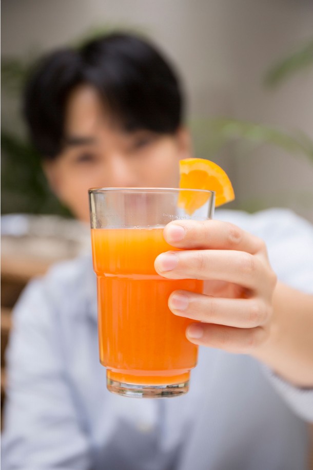 **[비크릴라] 스태커블 강화유리컵 ROCKY 300ml**는 300ml 용량의 투명한 롱바디 디자인 유리컵입니다. 강화유리 소재로 제작되어 일반 유리보다 5배, 일반 강화유리보다 15% 경량화되었으며, 135도 온도차를 견디는 내열성을 갖춰 뜨겁거나 차가운 음료 모두 안심하고 사용 가능합니다. 전자레인지, 식기세척기 사용이 가능하며, 적층 가능한 스태커블 디자인으로 편리하게 보관할 수 있습니다.
