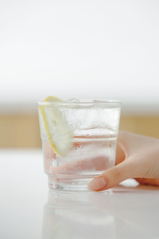 [비크릴라]  스태커블 강화유리컵 ROCKY 280ml는 280ml 용량의 강화유리컵으로, 음료, 커피, 물 등을 담기에 적합합니다. 일반 유리보다 5배 강화된 내구성과 135도의 온도차를 견디는 내열성을 갖춰, 전자레인지와 식기세척기 사용이 가능하며 적층 보관이 용이합니다. 심플한 디자인의 스태커블 형태로 제작되었으며, 파손 시 작은 조각으로 분리되어 안전하며, 전면 강화 처리와 내충격성을 갖추었습니다. (테두리 곡선, 기포, 주름/스크래치, 바닥 내부 경사 등의 제품 상태는 있을 수 있습니다.)
