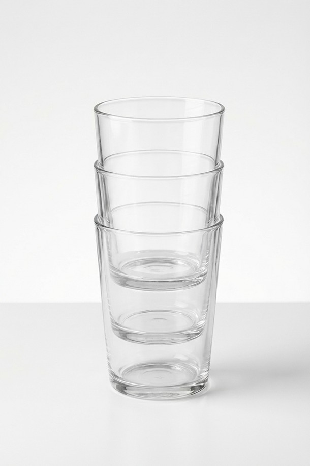 [비크릴라] 강화유리컵 SIDRA (500ml)는 심플하고 세련된 디자인으로, 아이스 커피, 청량 음료, 뜨거운 음료 등 다양한 음료를 즐기기에 적합합니다. 일반 유리컵보다 5배 강도가 높고, 135도의 열 차이를 견딜 수 있어 내구성이 뛰어납니다. 또한, 전자레인지 및 식기세척기 사용이 가능하며, 포개쌓기가 가능하여 실용성을 더했습니다. 강화유리 소재로 제작되어 파손 시 작은 조각으로 분리되어 안전하게 사용할 수 있습니다. 림 부분의 줄무늬, 미세 기포, 컵 내부 바닥 기울기가 특징이며, 일반 강화유리보다 15% 경량화되어 더욱 편리합니다.
