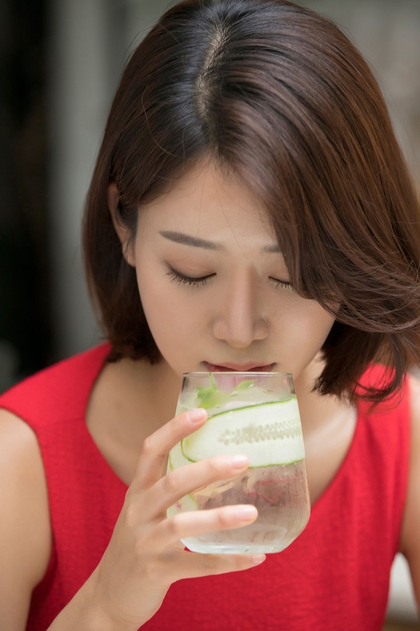 [비크릴라] 강화유리컵 MENCIA 470ml는 와인, 맥주, 칵테일, 음료 등 다용도로 사용 가능한 컵입니다. 135도 내열성의 강화유리 소재로 제작되었으며, 전자레인지와 식기세척기 사용이 가능하고 적층 보관이 용이합니다. 높이 110mm, 지름 90mm의 이 컵은 전면 강화유리 처리와 우아한 디자인이 돋보이며, 공기방울, 미세 스크래치, 테두리 미세한 차이, 작은 검은 점 등이 있을 수 있습니다.
