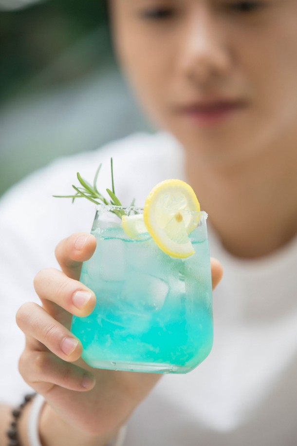 [비크릴라] 강화유리컵 MENCIA 350ml는 음료 및 주방용으로 적합하며, 와인, 맥주, 칵테일, 탄산음료 등 다용도로 활용할 수 있습니다. 투명한 무지 디자인의 이 유리컵은 강화유리로 제작되어 일반 유리 대비 5배 강화되었으며, 파손 시 작은 조각으로 분리되어 안전합니다. 전자레인지와 식기세척기 사용이 가능하며 적층 보관이 용이하고, 135도 내열온도를 갖춘 이 경량 컵은 곡선형 림 디자인과 100% 재활용 가능한 친환경적인 제품입니다.
