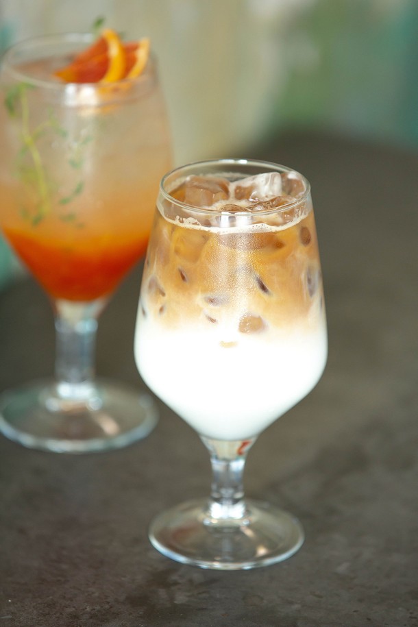 [비크릴라] 강화유리 고블렛잔 ABADIA 420ml는 420ml 용량의 모던한 디자인 고블렛잔입니다. 강화유리 소재로 제작되어 일반 유리 대비 5배 강하며, 135도 온도차를 견디는 내열성을 갖춰 전자레인지와 식기세척기 사용이 가능합니다. 각진 실루엣과 넓은 입구, 인체공학적 그립감으로 맥주, 커피, 음료 등 다양한 음료를 즐길 수 있으며, ISO 인증을 받은 제품입니다.
