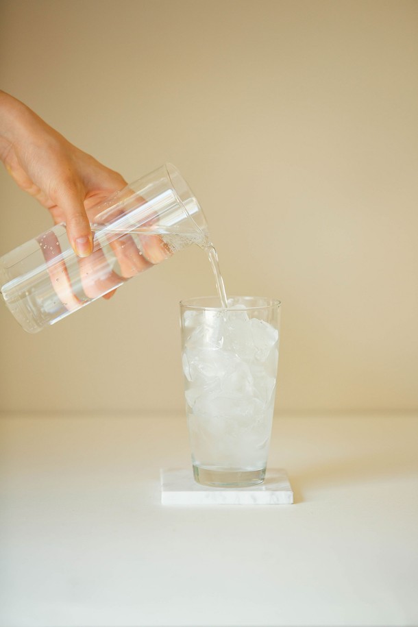 세련된 곡선 디자인의 [비크릴라] 강화유리컵 SEIRA 470ml는 135도의 급격한 온도 변화에도 견디는 내열성을 자랑하며, 내구성이 뛰어나 전자레인지 사용도 가능합니다. 일반 유리보다 5배 강하며 전체 강화 처리로 안전성을 높였고, 가볍고 매끄러운 통바디 디자인은 음료의 맛과 향을 더욱 돋보이게 합니다. 일반 음료는 물론, 뜨거운 음료까지 안심하고 즐길 수 있는 실용적인 제품입니다. (제품 특이사항: 제조 과정에서 기포, 주름, 스크래치, 기울기, 초기 뿌연 현상이 발생할 수 있습니다.)
