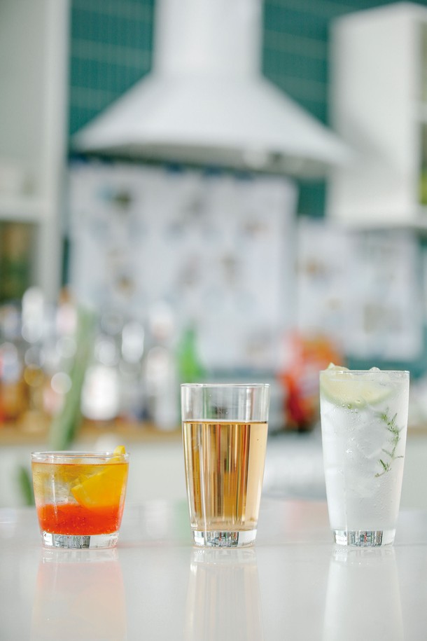 [비크릴라] 강화유리컵 SEIRA 420ml는 420ml 용량의 강화유리컵으로, 135도의 온도차를 견디는 내열성과 전자레인지, 식기세척기 사용이 가능한 실용적인 제품입니다. 일반 유리 대비 5배 강화된 내구성과 파손 시 작은 조각으로 분리되는 안전성을 갖췄으며, 곡선형 바디와 인체공학적 디자인으로 편안한 그립감을 제공합니다. 핫/콜드 음료 모두 사용 가능하며, 높이 140.5mm, 지름 79mm의 적층 가능한 실용적인 디자인입니다.
