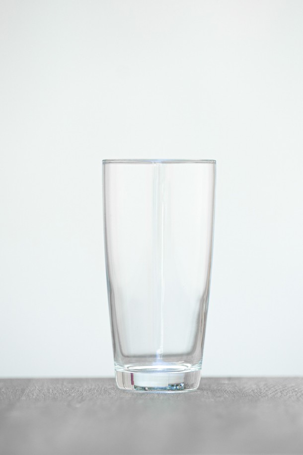 **[비크릴라] 강화유리컵 SEIRA 360ml**는 맥주, 음료, 커피 등 다양한 음료를 즐기기에 적합한 유리컵입니다. 강화유리 소재로 제작되어 일반 유리보다 5배 강하며, 135도 온도차를 견디는 내열성을 갖춰 안심하고 사용할 수 있습니다. 전자레인지 및 식기세척기 사용이 가능하며 적층 보관이 용이해 실용적입니다. 슬림한 라인과 뛰어난 그립감, 음료 본연의 색상을 살려주는 디자인이 특징입니다. 높이는 144.5mm, 지름은 73mm이며, 제조 공정상 바닥면 수평, 용량 및 크기에 약간의 차이, 테두리 곡률, 돌기, 기포, 새 제품의 뿌옇게 보이는 현상이 발생할 수 있습니다.
