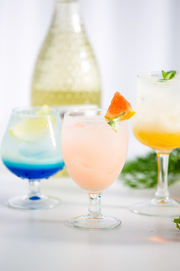 [비크릴라] 강화유리 고블렛잔 VALENCIA 230ml는 와인, 맥주, 칵테일, 음료 등을 담기 좋은 고블렛잔입니다. 230ml 용량에 강화유리 소재로 제작되어 일반 유리 대비 5배 강화된 내구성을 자랑하며, 135도 온도차를 견디는 내열성과 안전 파손 패턴을 갖춰 안전하게 사용할 수 있습니다. 곡선 디자인과 안정적인 받침, 투명한 외형으로 어떤 음료든 돋보이게 하며, 전자레인지 및 식기세척기 사용이 가능하고 적층하여 보관할 수 있어 실용적입니다.
