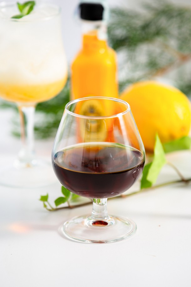 [비크릴라] 강화유리 고블렛잔 CONAC 250ml는 코냑, 칵테일, 음료 등을 우아하게 즐길 수 있는 잔입니다. 강화유리로 제작되어 일반 유리보다 5배 강하며, 135도 온도차를 견디는 내열성을 갖추었습니다. 곡선 디자인과 코냑 향을 돋보이게 하는 디자인, 그리고 전자레인지 및 식기세척기 사용 가능으로 편리함을 더했습니다.
