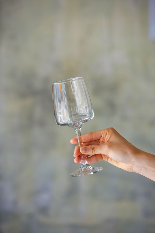 [비크릴라] 고블렛잔 EDEL 350ml는 강화유리로 제작되어 일반 유리보다 5배 튼튼하며, 135도의 급격한 온도 변화에도 견딜 수 있습니다. 세련된 디자인의 이 잔은 맥주, 와인, 막걸리, 과일 맥주, 에일, 커피 등 다양한 음료를 담기에 적합하며, 전자레인지, 식기세척기 사용이 가능하고 적층하여 보관할 수 있어 실용적입니다. 파손 시 작은 조각으로 분리되어 안전하며, 350ml 용량으로 음료를 즐기기에 넉넉합니다.
