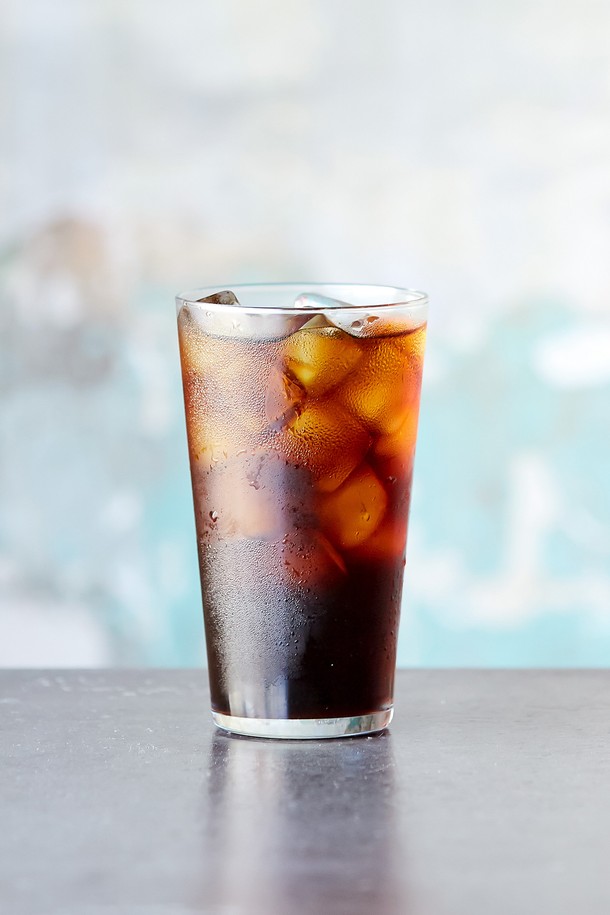 470ml 용량의 [비크릴라] 강화유리컵 CONIL은 아이스커피, 맥주, 온음료 등 다양한 음료를 담기에 좋습니다. 일반 유리 대비 5배 강화된 내구성과 135도 온도차 내열성을 갖춘 강화유리 소재로 제작되었으며, 전자레인지와 식기세척기 사용이 가능하여 편리합니다. 높이 145mm, 지름 86.5mm의 크기로 적층 보관이 용이하며, 100% 재활용 가능한 친환경적인 제품입니다.
