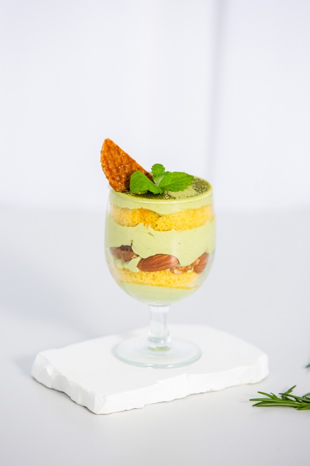 [비크릴라] 강화유리 고블렛잔 BASQUE는 190ml 용량으로, 와인, 맥주, 음료 등을 담기에 적합한 다용도 유리컵입니다. 강화유리로 제작되어 일반 유리보다 5배 강한 내구성을 자랑하며, 135도의 열 차이를 견딜 수 있습니다. 심플하고 안정적인 쉐입에 전자레인지 및 식기세척기 사용이 가능하며, 포개쌓기 편의성까지 갖춘 실용적인 주방 필수템입니다.
