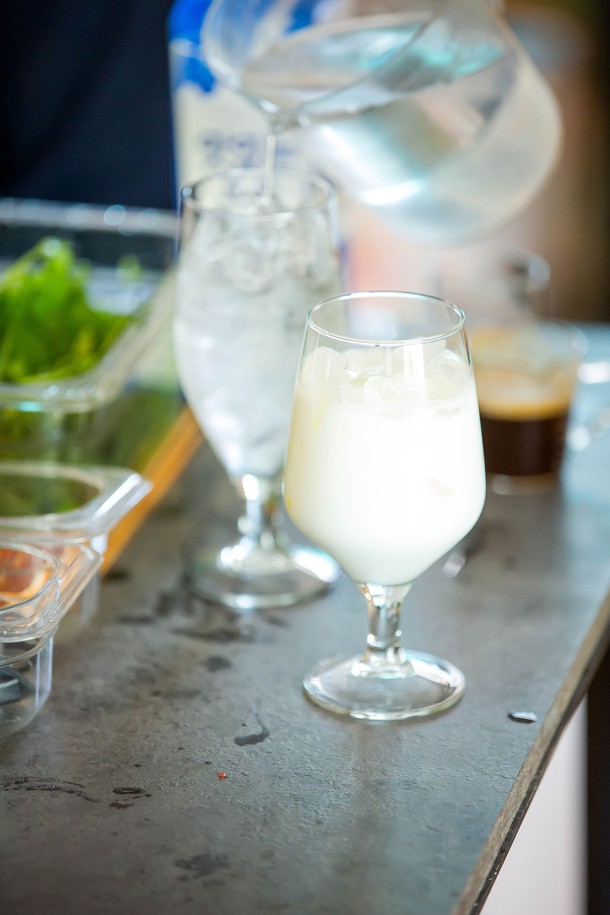 [비크릴라] 강화유리 고블렛잔 ABADIA 420ml는 420ml 용량의 모던한 디자인 고블렛잔입니다. 강화유리 소재로 제작되어 일반 유리 대비 5배 강하며, 135도 온도차를 견디는 내열성을 갖춰 전자레인지와 식기세척기 사용이 가능합니다. 각진 실루엣과 넓은 입구, 인체공학적 그립감으로 맥주, 커피, 음료 등 다양한 음료를 즐길 수 있으며, ISO 인증을 받은 제품입니다.
