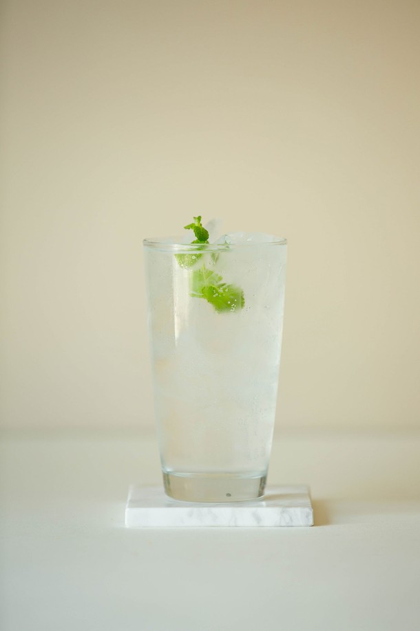 세련된 곡선 디자인의 [비크릴라] 강화유리컵 SEIRA 470ml는 135도의 급격한 온도 변화에도 견디는 내열성을 자랑하며, 내구성이 뛰어나 전자레인지 사용도 가능합니다. 일반 유리보다 5배 강하며 전체 강화 처리로 안전성을 높였고, 가볍고 매끄러운 통바디 디자인은 음료의 맛과 향을 더욱 돋보이게 합니다. 일반 음료는 물론, 뜨거운 음료까지 안심하고 즐길 수 있는 실용적인 제품입니다. (제품 특이사항: 제조 과정에서 기포, 주름, 스크래치, 기울기, 초기 뿌연 현상이 발생할 수 있습니다.)
