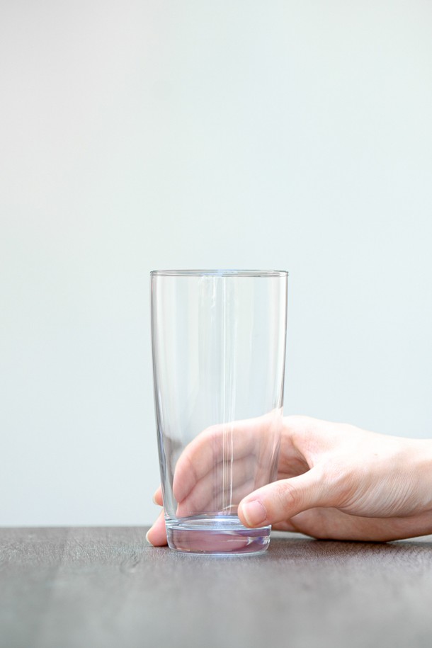 **[비크릴라] 강화유리컵 SEIRA 360ml**는 맥주, 음료, 커피 등 다양한 음료를 즐기기에 적합한 유리컵입니다. 강화유리 소재로 제작되어 일반 유리보다 5배 강하며, 135도 온도차를 견디는 내열성을 갖춰 안심하고 사용할 수 있습니다. 전자레인지 및 식기세척기 사용이 가능하며 적층 보관이 용이해 실용적입니다. 슬림한 라인과 뛰어난 그립감, 음료 본연의 색상을 살려주는 디자인이 특징입니다. 높이는 144.5mm, 지름은 73mm이며, 제조 공정상 바닥면 수평, 용량 및 크기에 약간의 차이, 테두리 곡률, 돌기, 기포, 새 제품의 뿌옇게 보이는 현상이 발생할 수 있습니다.
