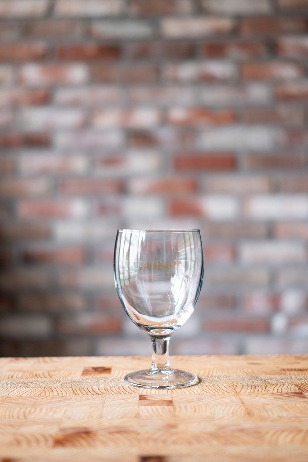 [비크릴라] 강화유리 고블렛잔 VALENCIA 230ml는 와인, 맥주, 칵테일, 음료 등을 담기 좋은 고블렛잔입니다. 230ml 용량에 강화유리 소재로 제작되어 일반 유리 대비 5배 강화된 내구성을 자랑하며, 135도 온도차를 견디는 내열성과 안전 파손 패턴을 갖춰 안전하게 사용할 수 있습니다. 곡선 디자인과 안정적인 받침, 투명한 외형으로 어떤 음료든 돋보이게 하며, 전자레인지 및 식기세척기 사용이 가능하고 적층하여 보관할 수 있어 실용적입니다.
