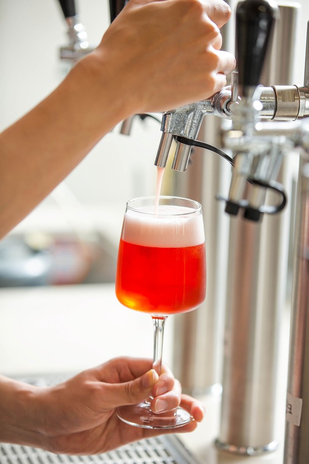 [비크릴라] 고블렛잔 EDEL 350ml는 강화유리로 제작되어 일반 유리보다 5배 튼튼하며, 135도의 급격한 온도 변화에도 견딜 수 있습니다. 세련된 디자인의 이 잔은 맥주, 와인, 막걸리, 과일 맥주, 에일, 커피 등 다양한 음료를 담기에 적합하며, 전자레인지, 식기세척기 사용이 가능하고 적층하여 보관할 수 있어 실용적입니다. 파손 시 작은 조각으로 분리되어 안전하며, 350ml 용량으로 음료를 즐기기에 넉넉합니다.
