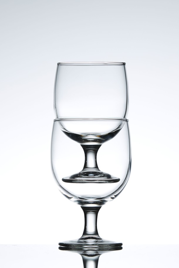 [비크릴라] BASQUE 고블렛잔 250ml는 클래식한 디자인의 강화유리 잔으로, 250ml 용량에 투명한 색상이 특징입니다. 일반 유리보다 5배 강화되어 내구성이 뛰어나며, 135도 온도차를 견디는 내열성을 갖춰 안전하게 사용할 수 있습니다. 와인, 맥주, 음료 등 다양한 음료를 담기에 적합하며, 전자레인지, 식기세척기 사용 및 적층 보관이 가능하여 실용적입니다.
