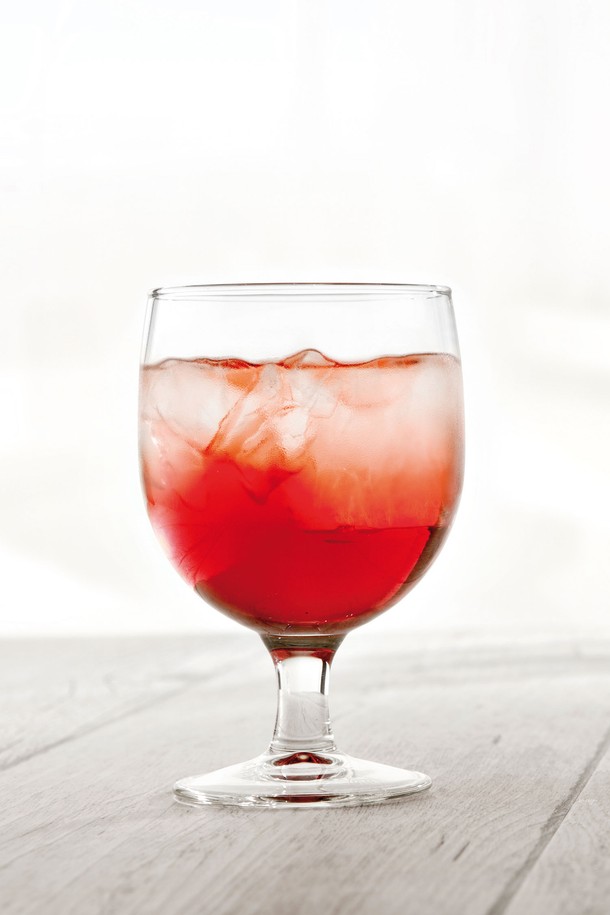 [비크릴라] 강화유리 고블렛잔 BASQUE는 190ml 용량으로, 와인, 맥주, 음료 등을 담기에 적합한 다용도 유리컵입니다. 강화유리로 제작되어 일반 유리보다 5배 강한 내구성을 자랑하며, 135도의 열 차이를 견딜 수 있습니다. 심플하고 안정적인 쉐입에 전자레인지 및 식기세척기 사용이 가능하며, 포개쌓기 편의성까지 갖춘 실용적인 주방 필수템입니다.
