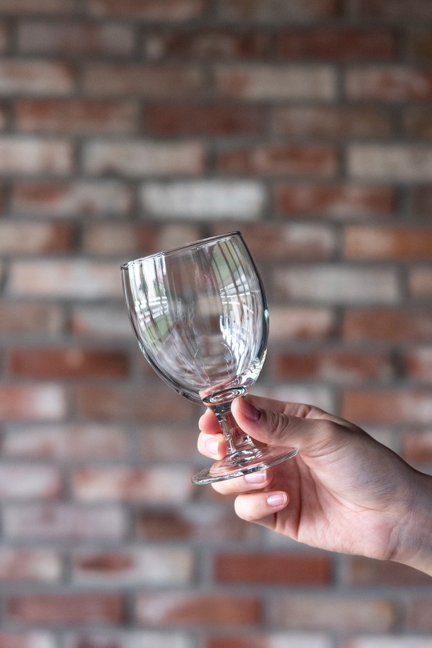 [비크릴라] 강화유리 고블렛잔 VALENCIA 230ml는 와인, 맥주, 칵테일, 음료 등을 담기 좋은 고블렛잔입니다. 230ml 용량에 강화유리 소재로 제작되어 일반 유리 대비 5배 강화된 내구성을 자랑하며, 135도 온도차를 견디는 내열성과 안전 파손 패턴을 갖춰 안전하게 사용할 수 있습니다. 곡선 디자인과 안정적인 받침, 투명한 외형으로 어떤 음료든 돋보이게 하며, 전자레인지 및 식기세척기 사용이 가능하고 적층하여 보관할 수 있어 실용적입니다.
