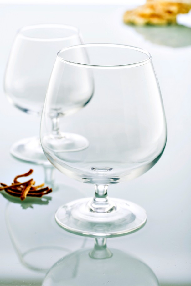 [비크릴라] 강화유리 고블렛잔 CONAC 250ml는 코냑, 칵테일, 음료 등을 우아하게 즐길 수 있는 잔입니다. 강화유리로 제작되어 일반 유리보다 5배 강하며, 135도 온도차를 견디는 내열성을 갖추었습니다. 곡선 디자인과 코냑 향을 돋보이게 하는 디자인, 그리고 전자레인지 및 식기세척기 사용 가능으로 편리함을 더했습니다.
