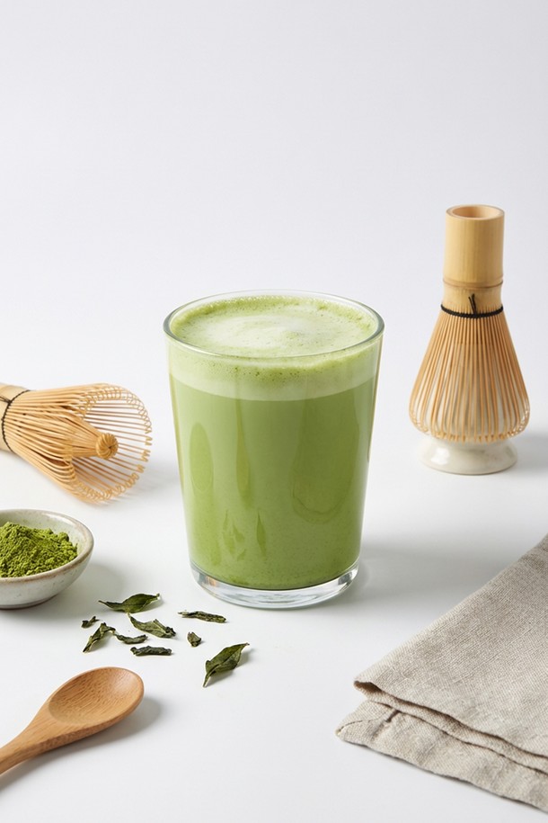 [비크릴라] 강화유리컵 시드라 (400ml)는 심플하고 모던한 디자인의 유리컵입니다. 135도의 온도차를 견디는 내열성과 강화유리 소재로 제작되어 일반 유리보다 5배 강하며, 식기세척기와 전자레인지 사용이 가능하여 실용적입니다. 400ml 용량으로, 음료나 아이스커피를 즐기기에 적합하며, 적층 가능한 디자인으로 보관이 용이합니다. 파손 시에는 작은 조각으로 분리되어 안전하게 처리할 수 있으며, 100% 재활용이 가능합니다. 사이즈는 H105 x Ø86.5mm입니다.