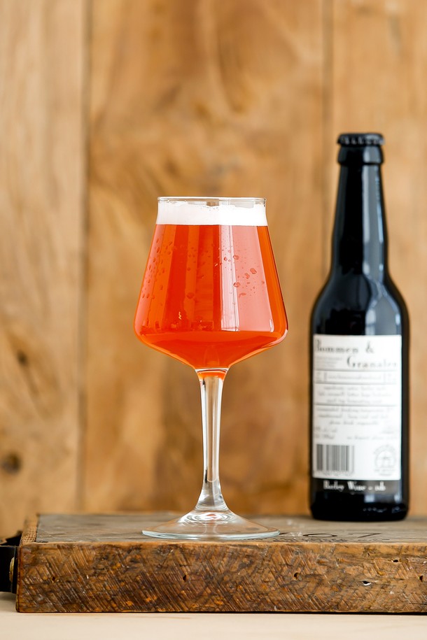 견고함과 실용성을 모두 갖춘 [비크릴라] KONIC 330ml 강화유리 와인잔입니다. 일반 유리보다 5배 강화된 강화유리로 제작되어 내구성이 뛰어나며, 최대 135도의 온도차를 견디는 내열성을 자랑합니다. 튤립형 디자인과 스택형 디자인으로 공간 효율성을 높였으며, 와인, 맥주, 음료 등 다양한 음료를 즐길 수 있습니다. 전자레인지 및 식기세척기 사용이 가능하여 편리하며, 파손 시 작은 조각으로 분리되어 안전합니다.
