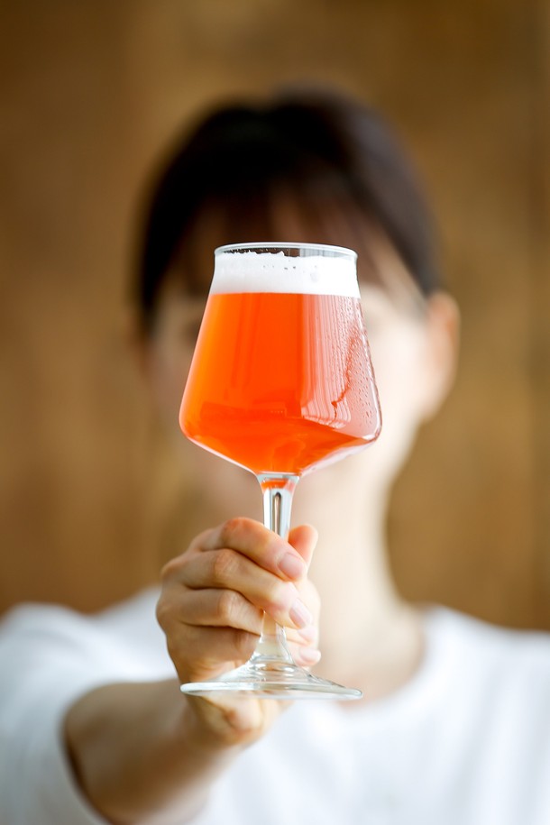 견고함과 실용성을 모두 갖춘 [비크릴라] KONIC 330ml 강화유리 와인잔입니다. 일반 유리보다 5배 강화된 강화유리로 제작되어 내구성이 뛰어나며, 최대 135도의 온도차를 견디는 내열성을 자랑합니다. 튤립형 디자인과 스택형 디자인으로 공간 효율성을 높였으며, 와인, 맥주, 음료 등 다양한 음료를 즐길 수 있습니다. 전자레인지 및 식기세척기 사용이 가능하여 편리하며, 파손 시 작은 조각으로 분리되어 안전합니다.
