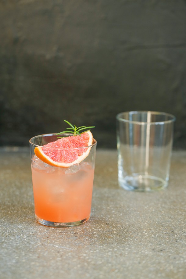 [비크릴라] 강화유리컵 시드라 (400ml)는 심플하고 모던한 디자인의 유리컵입니다. 135도의 온도차를 견디는 내열성과 강화유리 소재로 제작되어 일반 유리보다 5배 강하며, 식기세척기와 전자레인지 사용이 가능하여 실용적입니다. 400ml 용량으로, 음료나 아이스커피를 즐기기에 적합하며, 적층 가능한 디자인으로 보관이 용이합니다. 파손 시에는 작은 조각으로 분리되어 안전하게 처리할 수 있으며, 100% 재활용이 가능합니다. 사이즈는 H105 x Ø86.5mm입니다.