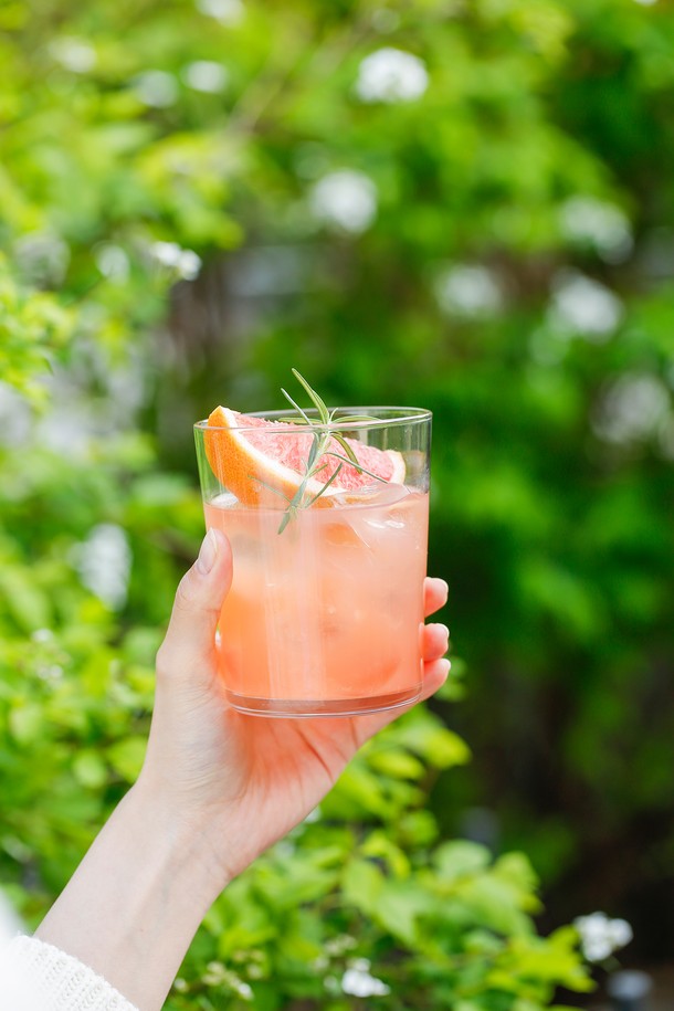 [비크릴라] 강화유리컵 시드라 (400ml)는 심플하고 모던한 디자인의 유리컵입니다. 135도의 온도차를 견디는 내열성과 강화유리 소재로 제작되어 일반 유리보다 5배 강하며, 식기세척기와 전자레인지 사용이 가능하여 실용적입니다. 400ml 용량으로, 음료나 아이스커피를 즐기기에 적합하며, 적층 가능한 디자인으로 보관이 용이합니다. 파손 시에는 작은 조각으로 분리되어 안전하게 처리할 수 있으며, 100% 재활용이 가능합니다. 사이즈는 H105 x Ø86.5mm입니다.