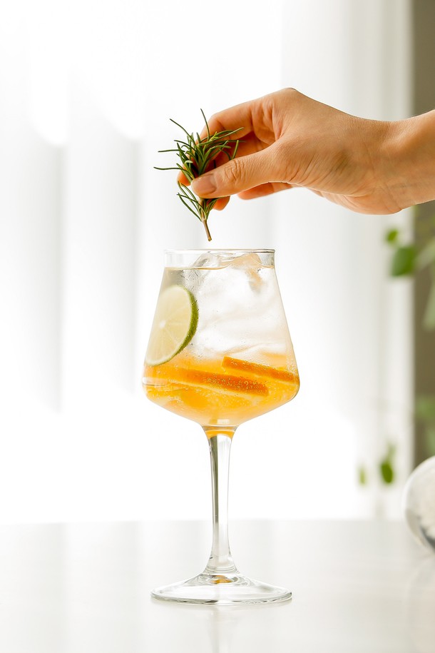 견고함과 실용성을 모두 갖춘 [비크릴라] KONIC 330ml 강화유리 와인잔입니다. 일반 유리보다 5배 강화된 강화유리로 제작되어 내구성이 뛰어나며, 최대 135도의 온도차를 견디는 내열성을 자랑합니다. 튤립형 디자인과 스택형 디자인으로 공간 효율성을 높였으며, 와인, 맥주, 음료 등 다양한 음료를 즐길 수 있습니다. 전자레인지 및 식기세척기 사용이 가능하여 편리하며, 파손 시 작은 조각으로 분리되어 안전합니다.
