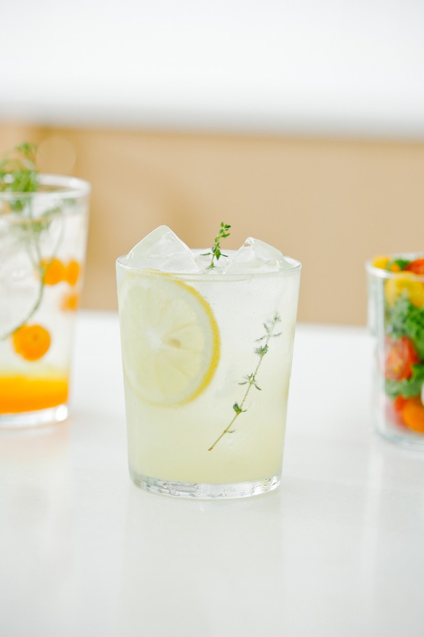 [비크릴라] 강화유리컵 시드라 (400ml)는 심플하고 모던한 디자인의 유리컵입니다. 135도의 온도차를 견디는 내열성과 강화유리 소재로 제작되어 일반 유리보다 5배 강하며, 식기세척기와 전자레인지 사용이 가능하여 실용적입니다. 400ml 용량으로, 음료나 아이스커피를 즐기기에 적합하며, 적층 가능한 디자인으로 보관이 용이합니다. 파손 시에는 작은 조각으로 분리되어 안전하게 처리할 수 있으며, 100% 재활용이 가능합니다. 사이즈는 H105 x Ø86.5mm입니다.