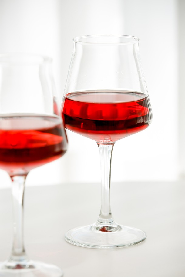 견고함과 실용성을 모두 갖춘 [비크릴라] KONIC 330ml 강화유리 와인잔입니다. 일반 유리보다 5배 강화된 강화유리로 제작되어 내구성이 뛰어나며, 최대 135도의 온도차를 견디는 내열성을 자랑합니다. 튤립형 디자인과 스택형 디자인으로 공간 효율성을 높였으며, 와인, 맥주, 음료 등 다양한 음료를 즐길 수 있습니다. 전자레인지 및 식기세척기 사용이 가능하여 편리하며, 파손 시 작은 조각으로 분리되어 안전합니다.
