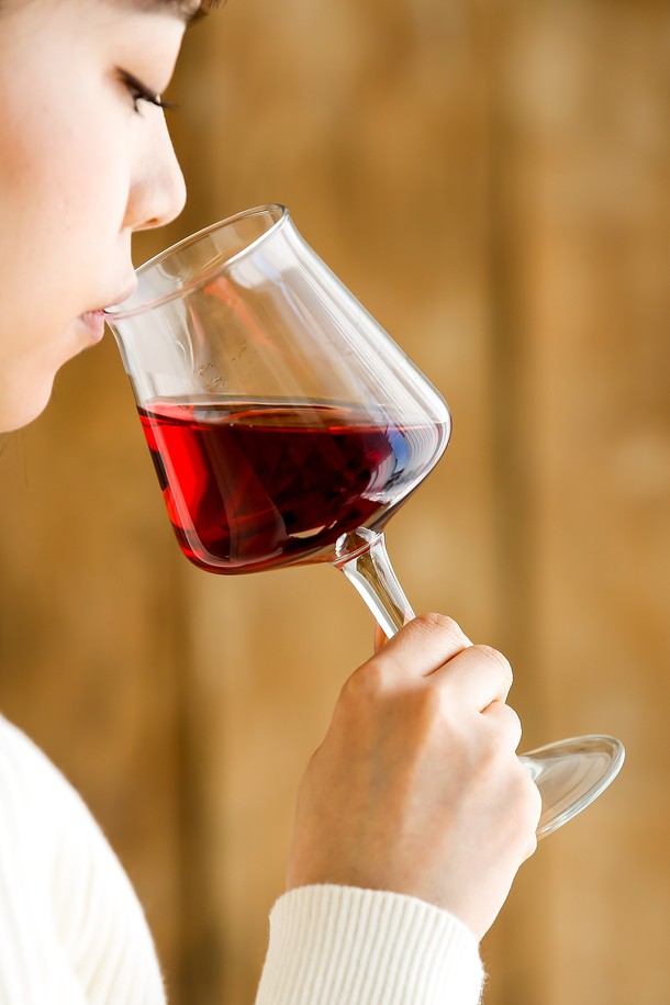 견고함과 실용성을 모두 갖춘 [비크릴라] KONIC 330ml 강화유리 와인잔입니다. 일반 유리보다 5배 강화된 강화유리로 제작되어 내구성이 뛰어나며, 최대 135도의 온도차를 견디는 내열성을 자랑합니다. 튤립형 디자인과 스택형 디자인으로 공간 효율성을 높였으며, 와인, 맥주, 음료 등 다양한 음료를 즐길 수 있습니다. 전자레인지 및 식기세척기 사용이 가능하여 편리하며, 파손 시 작은 조각으로 분리되어 안전합니다.
