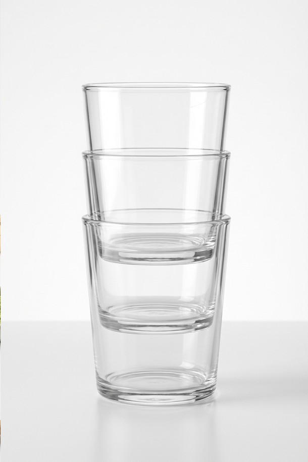 [비크릴라] 강화유리컵 시드라 (400ml)는 심플하고 모던한 디자인의 유리컵입니다. 135도의 온도차를 견디는 내열성과 강화유리 소재로 제작되어 일반 유리보다 5배 강하며, 식기세척기와 전자레인지 사용이 가능하여 실용적입니다. 400ml 용량으로, 음료나 아이스커피를 즐기기에 적합하며, 적층 가능한 디자인으로 보관이 용이합니다. 파손 시에는 작은 조각으로 분리되어 안전하게 처리할 수 있으며, 100% 재활용이 가능합니다. 사이즈는 H105 x Ø86.5mm입니다.