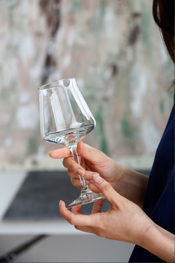 견고함과 실용성을 모두 갖춘 [비크릴라] KONIC 330ml 강화유리 와인잔입니다. 일반 유리보다 5배 강화된 강화유리로 제작되어 내구성이 뛰어나며, 최대 135도의 온도차를 견디는 내열성을 자랑합니다. 튤립형 디자인과 스택형 디자인으로 공간 효율성을 높였으며, 와인, 맥주, 음료 등 다양한 음료를 즐길 수 있습니다. 전자레인지 및 식기세척기 사용이 가능하여 편리하며, 파손 시 작은 조각으로 분리되어 안전합니다.
