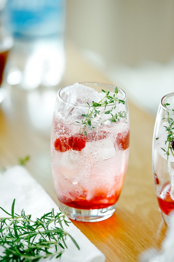 [비크릴라] 강화유리컵 BAZTAN은 350ml 용량의 음료용 컵으로, 일반 유리 대비 5배 강화된 내구성을 자랑하며 135도 온도차에도 안전합니다. 전자레인지와 식기세척기 사용이 가능하며 적층 보관이 용이하고, 100% 재활용 가능한 친환경적인 제품입니다. 높이 121mm, 지름 76mm의 길쭉한 원형 디자인으로, 일반 강화유리보다 15% 가벼우며 ISO14001, ISO50001, ISO9001 인증을 획득했습니다.
