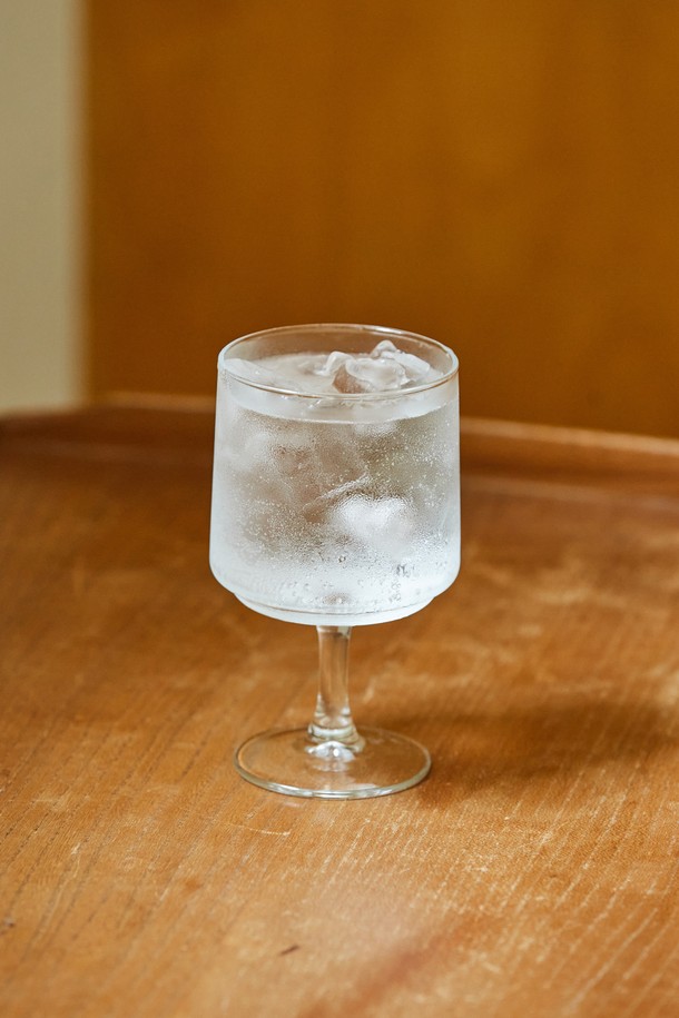 [비크릴라] 강화유리 고블렛잔 ROCA 250ml는 음료 및 주류를 담기 위한 고블렛 타입의 잔입니다. 국제 표준 규격을 준수하여 제작되었으며, 250ml 용량으로 다양한 음료를 즐기기에 적합합니다. 강화유리 소재로 제작되어 내구성이 뛰어나며, 손세척을 권장합니다. 제품 특징으로는 내/외부 기포 현상 및 주름 현상이 가능하며 림 부분 줄곡 처리가 가능하다는 점이 있습니다. 급격한 온도 변화와 충격에 주의하여 사용하십시오.
