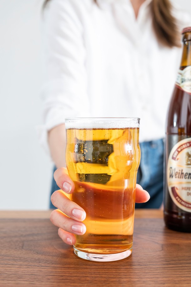 [비크릴라] 강화유리컵 NONIC은 470ml 용량의 투명한 음료용 유리컵입니다. 심플하고 클래식한 노닉 디자인이 돋보이며, 강화유리 소재로 내구성과 내열성이 뛰어납니다. 식기세척기와 전자레인지 사용이 가능하여 편리하게 사용할 수 있습니다.
