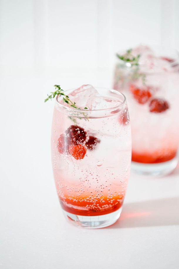 [비크릴라] 강화유리컵 BAZTAN은 350ml 용량의 음료용 컵으로, 일반 유리 대비 5배 강화된 내구성을 자랑하며 135도 온도차에도 안전합니다. 전자레인지와 식기세척기 사용이 가능하며 적층 보관이 용이하고, 100% 재활용 가능한 친환경적인 제품입니다. 높이 121mm, 지름 76mm의 길쭉한 원형 디자인으로, 일반 강화유리보다 15% 가벼우며 ISO14001, ISO50001, ISO9001 인증을 획득했습니다.
